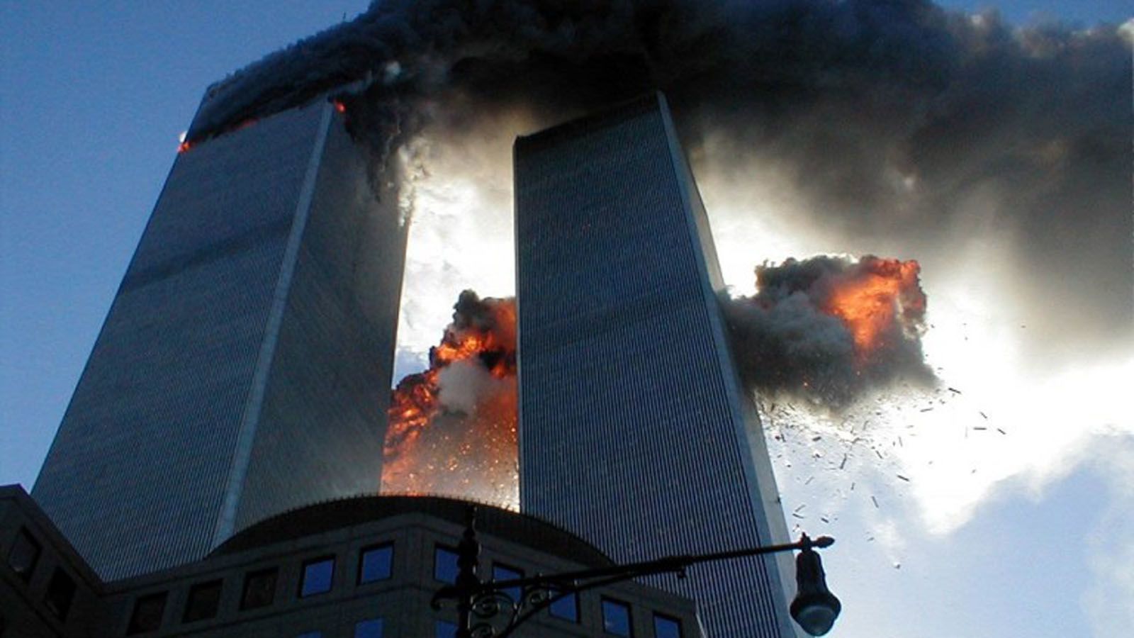 Torres gemelas en llamas